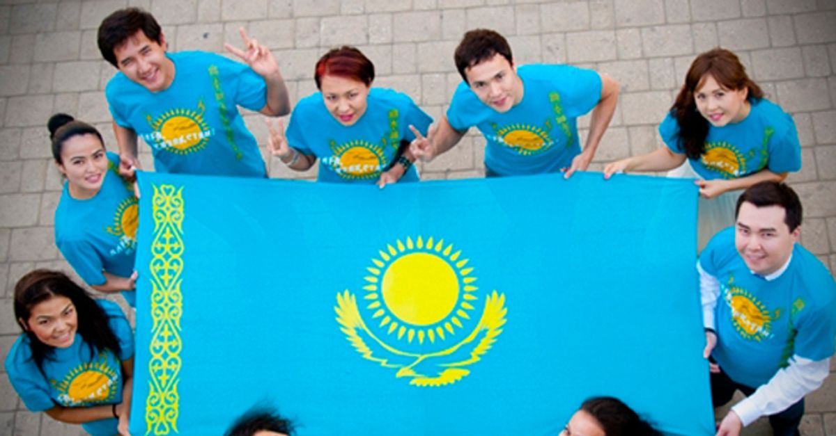 Международный день молодежи 12 августа. Люди с флагом казахстана. Жастар сценарий. Молодежные движения в казахстане. Молодежные движения в казахстане.
