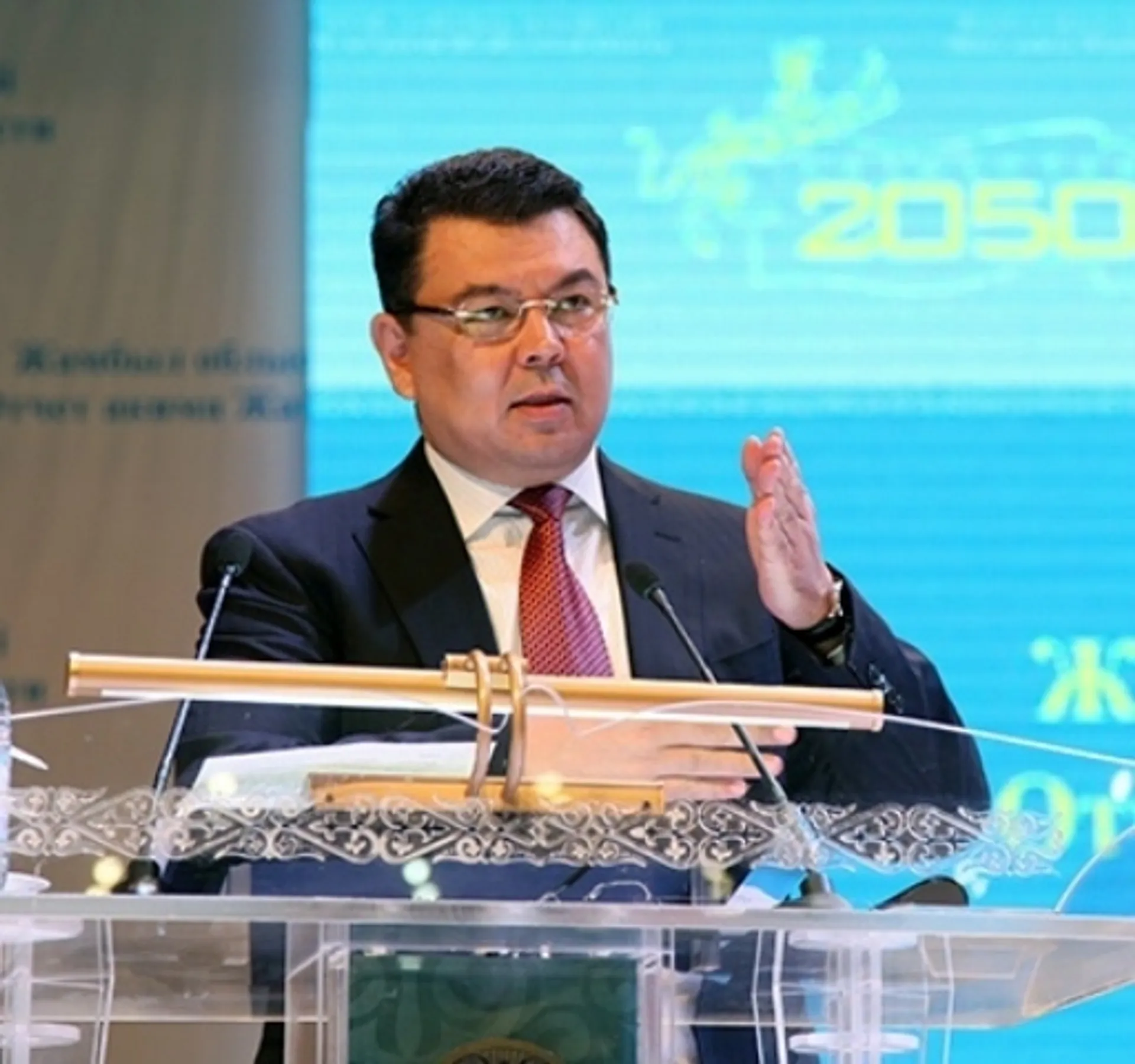 Капитал - Аким Бозумбаев получает около 500 тыс. тенге в месяц