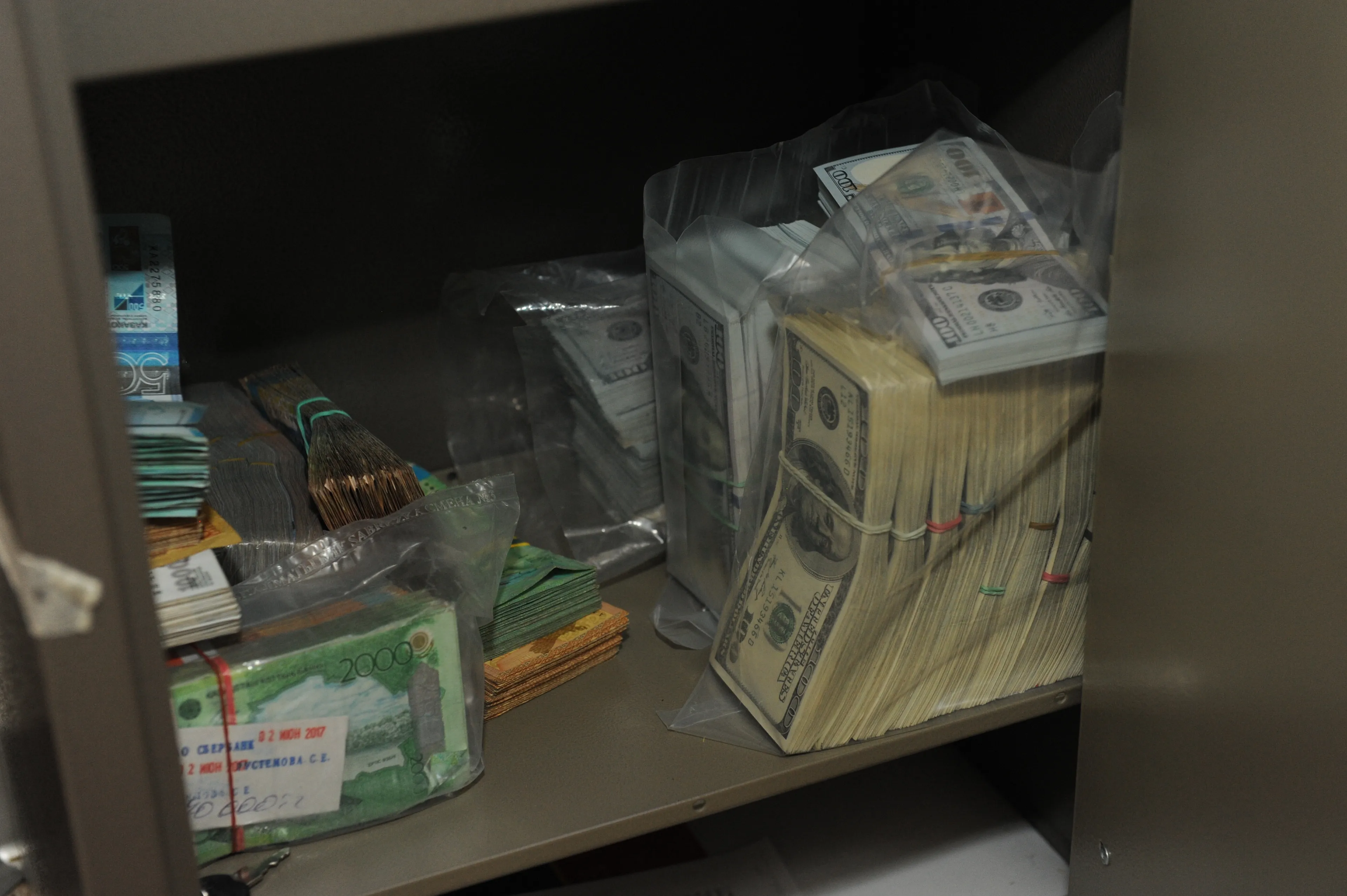 Капитал - Курс доллара понизился до 321 тенге