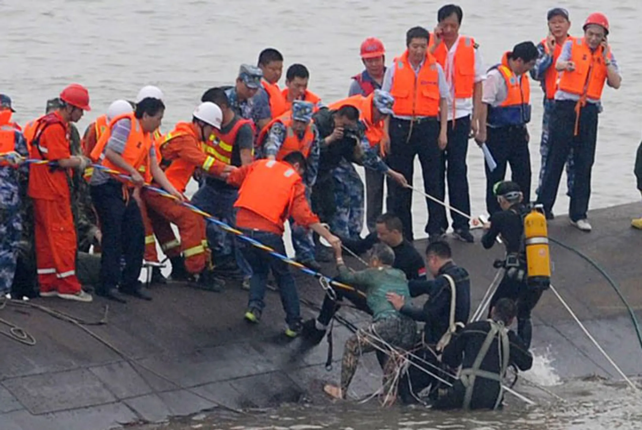 Около 65 человек погибили при крушении теплохода на реке Янцзы - Image Kapital.kz