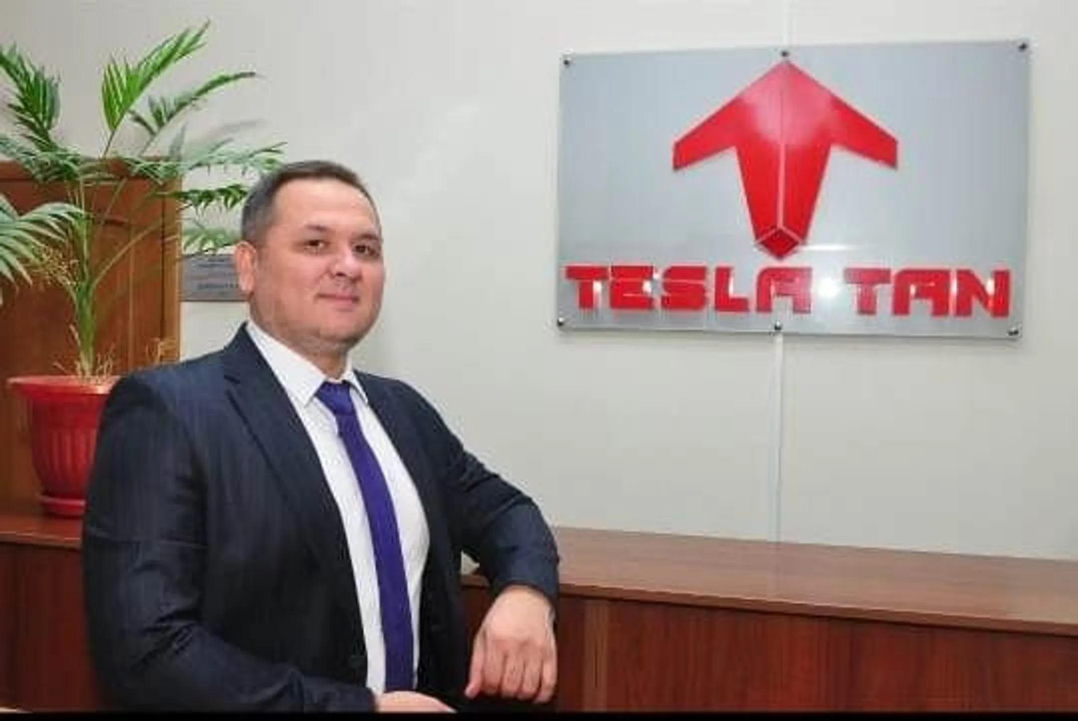 Фотода: Әлішер Уәлиханов, Tesla-Tan компаниясының бас директоры
