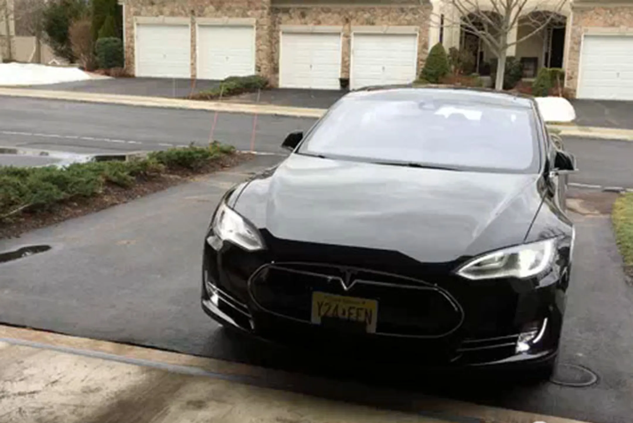 Электрокары Tesla научились самостоятельно выезжать из гаража - Image Kapital.kz