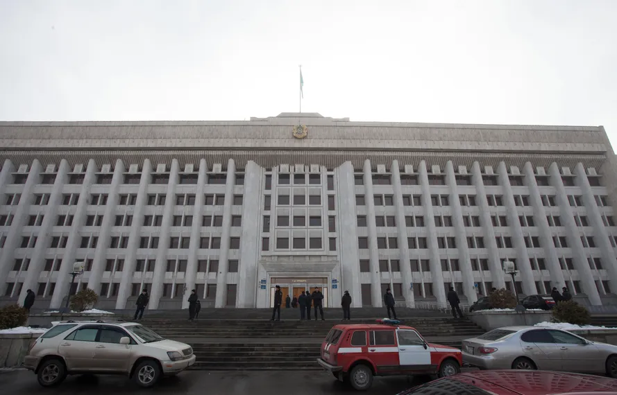 Капитал - Мужчина, закрывшийся в акимате, имел при себе 23,5 кг тротила