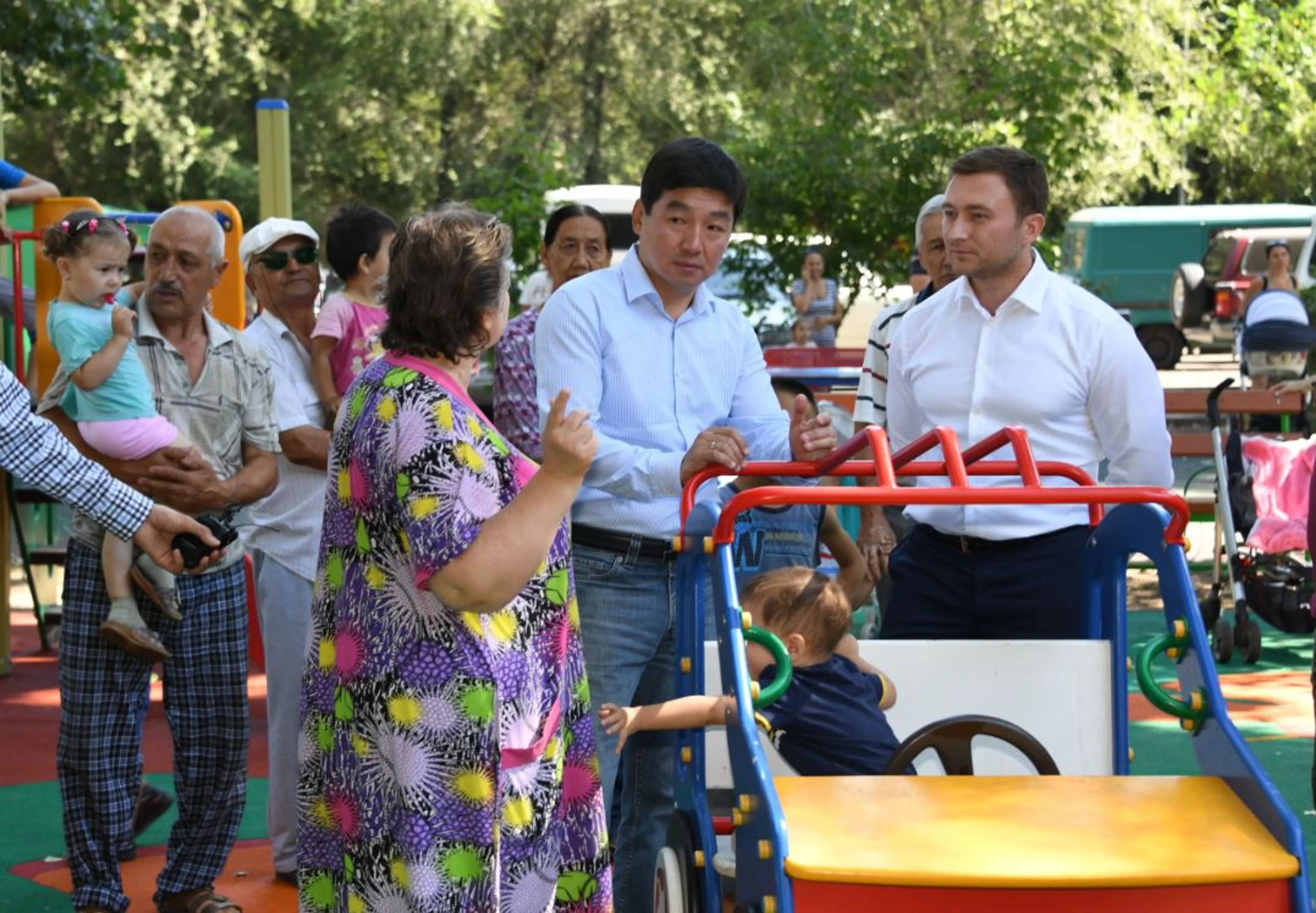 Капитал - Бауыржан Байбек осмотрел отремонтированные дворы Алматы