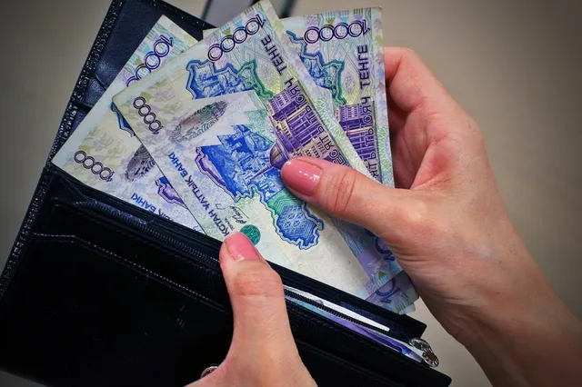 Зарплаты бюджетникам повысят с 1 июня