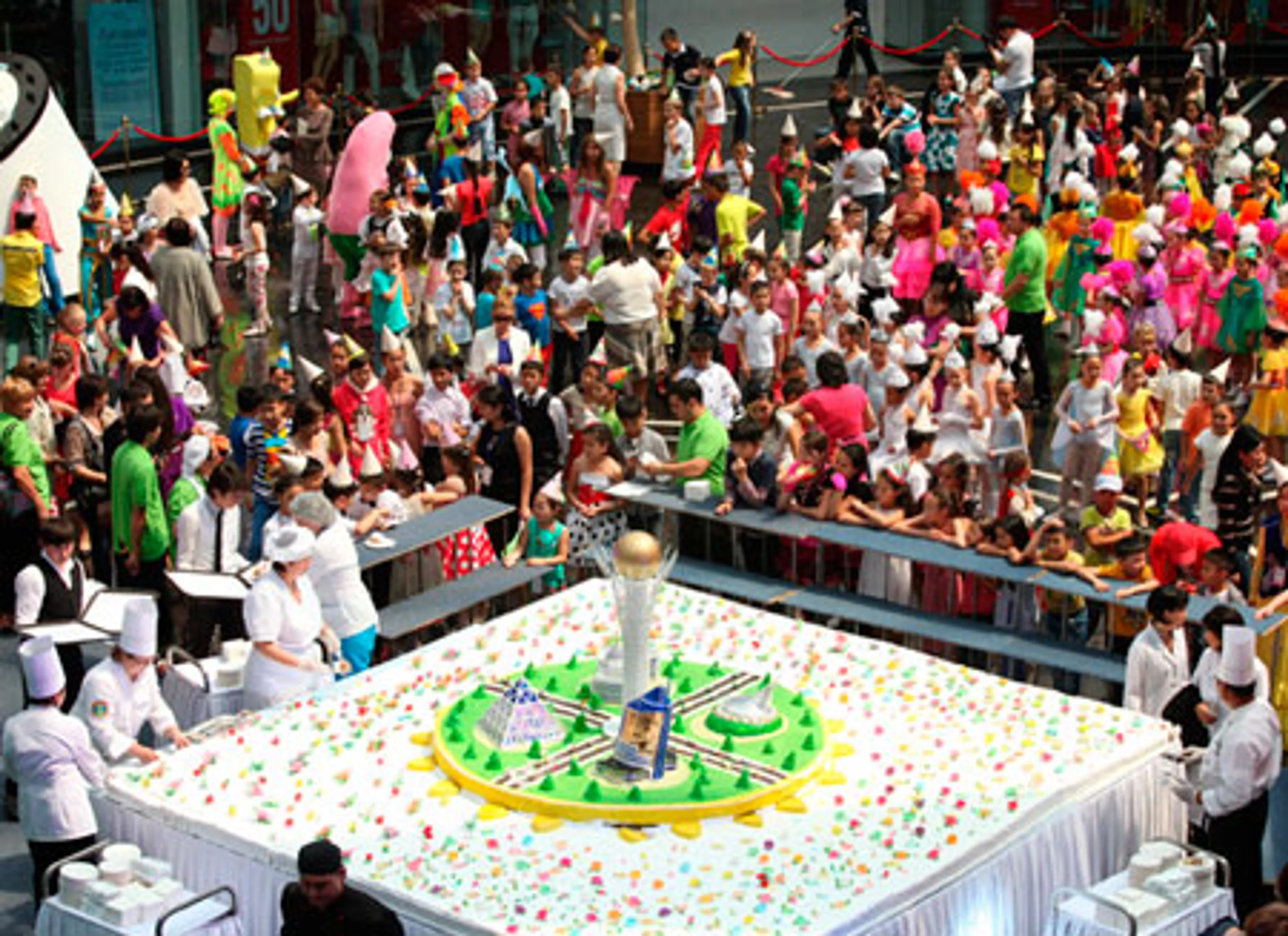 Капитал - В столице испекли торт весом 600 кг.