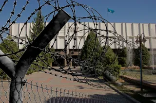 Капитал - Театр подвергается нападению вандалов