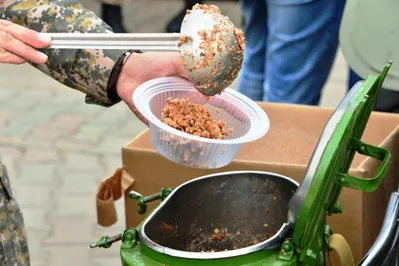 Астанчан накормили настоящей солдатской кашей