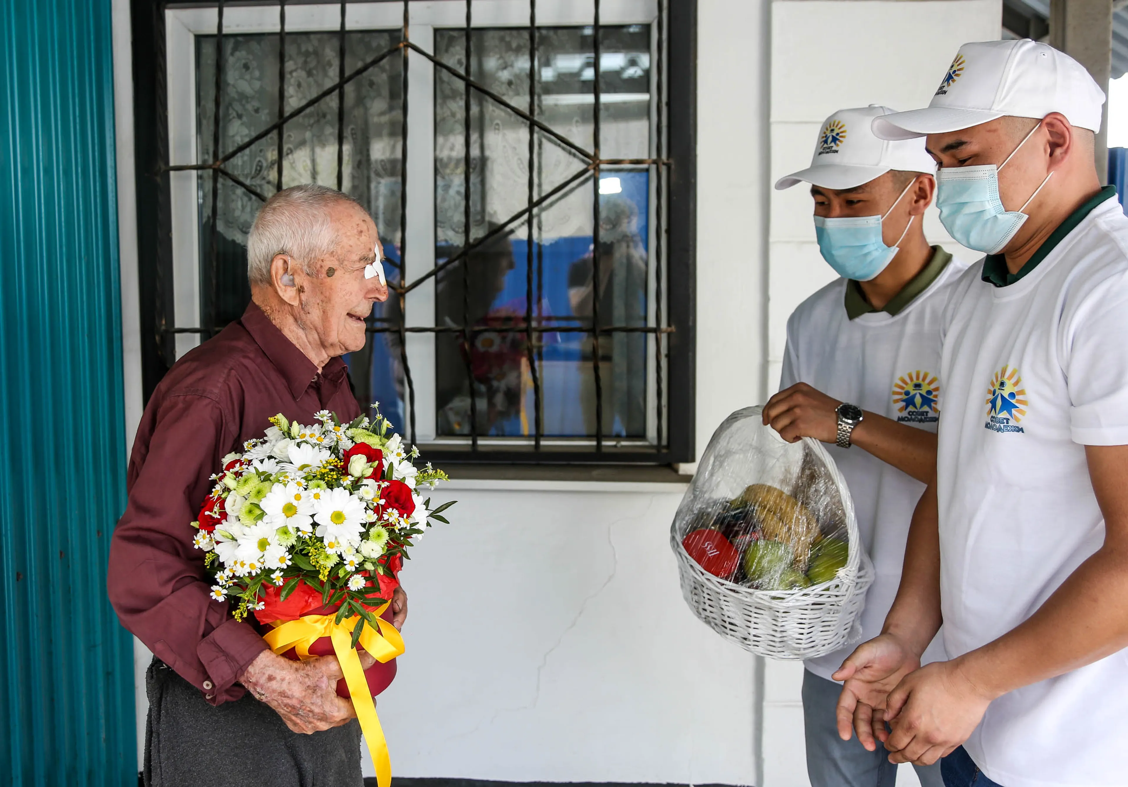 Оркестр на дом: «Казцинк» необычно поздравил ветеранов - фото kapital.kz