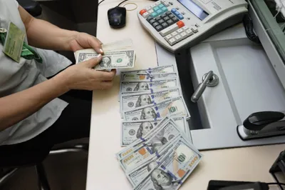 Курс доллара на бирже немного снизился