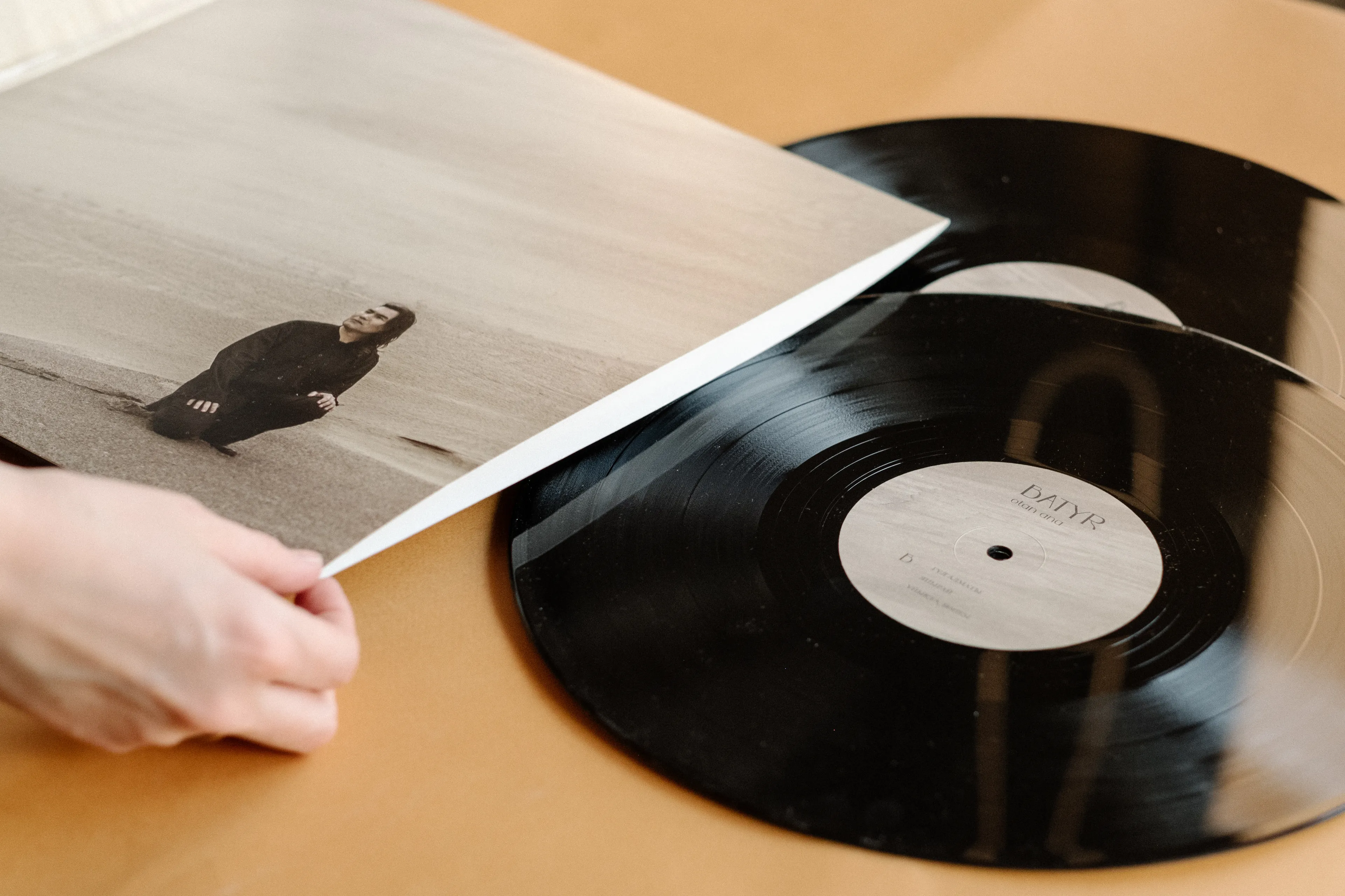 Капитал - В Алматы издана пластинка Батырхана Шукенова «Отан Ана»