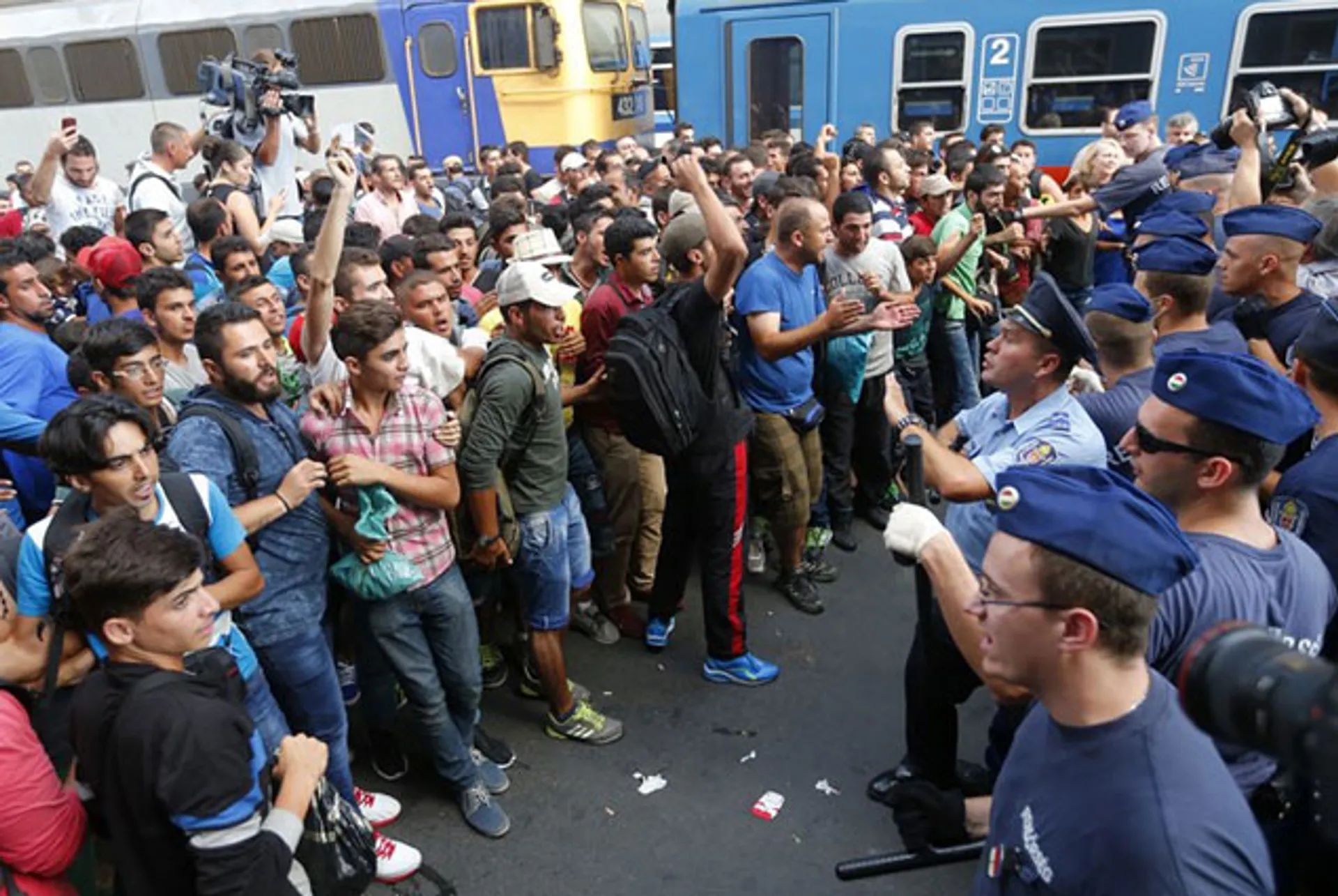 Капитал - У вокзала в Будапеште начались столкновения мигрантов с полицией