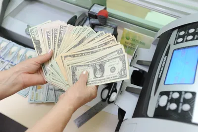 Курс доллара на KASE приблизился к 331 тенге