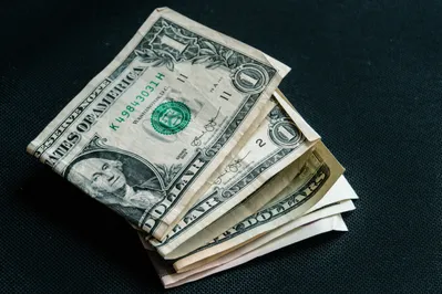 Торги на KASE: 383,9 тенге за доллар