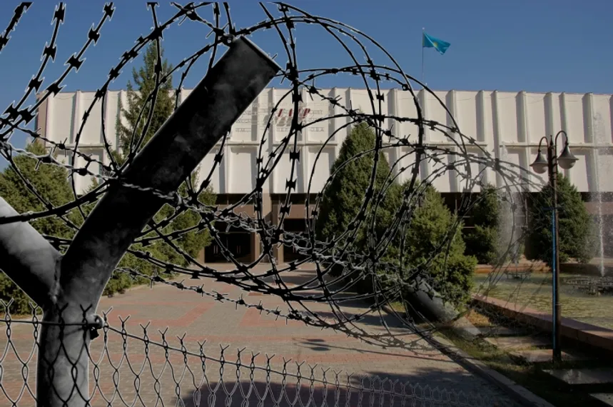 Капитал - Театр подвергается нападению вандалов