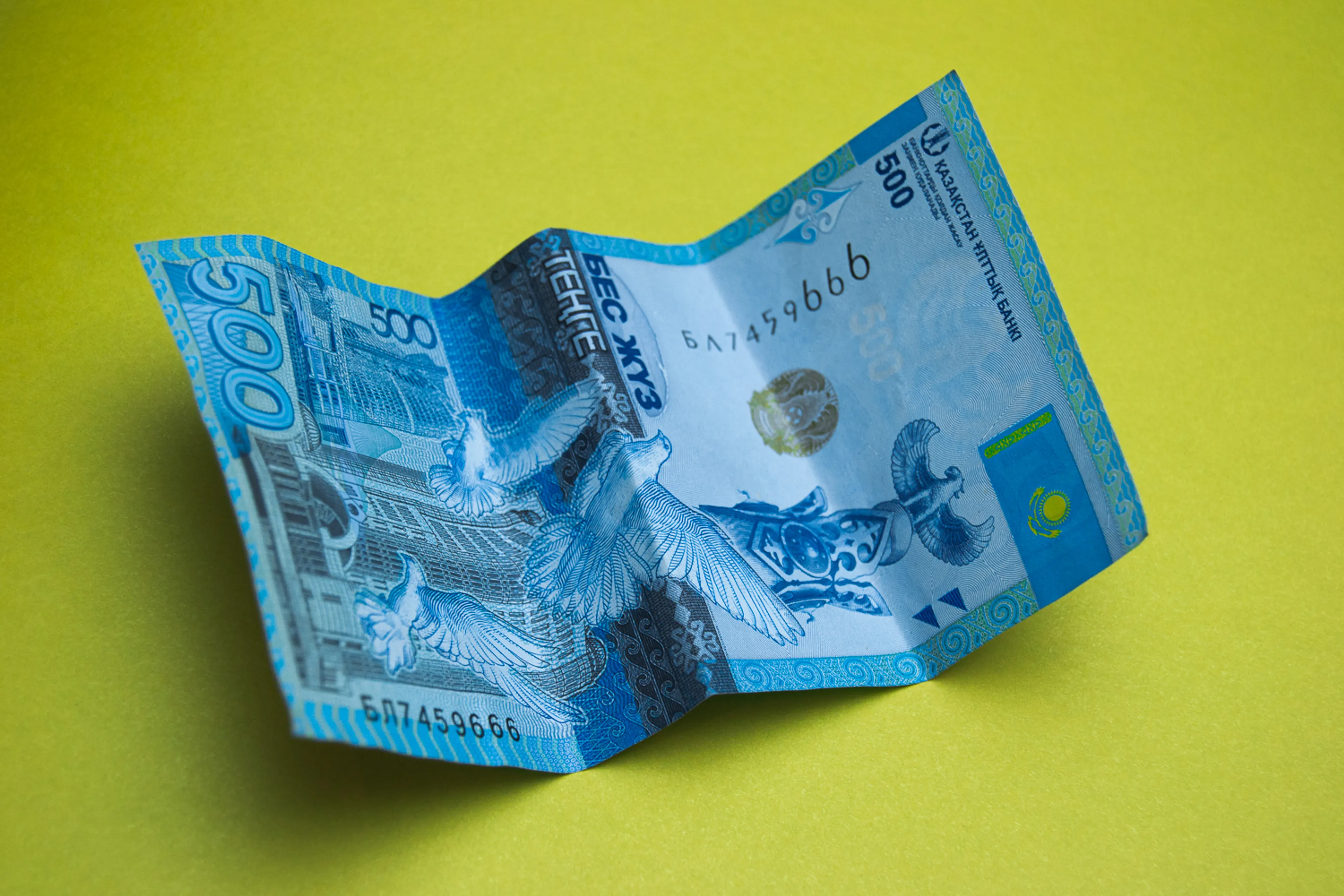 Капитал - По итогам июня курс тенге ослаб на 13,3%