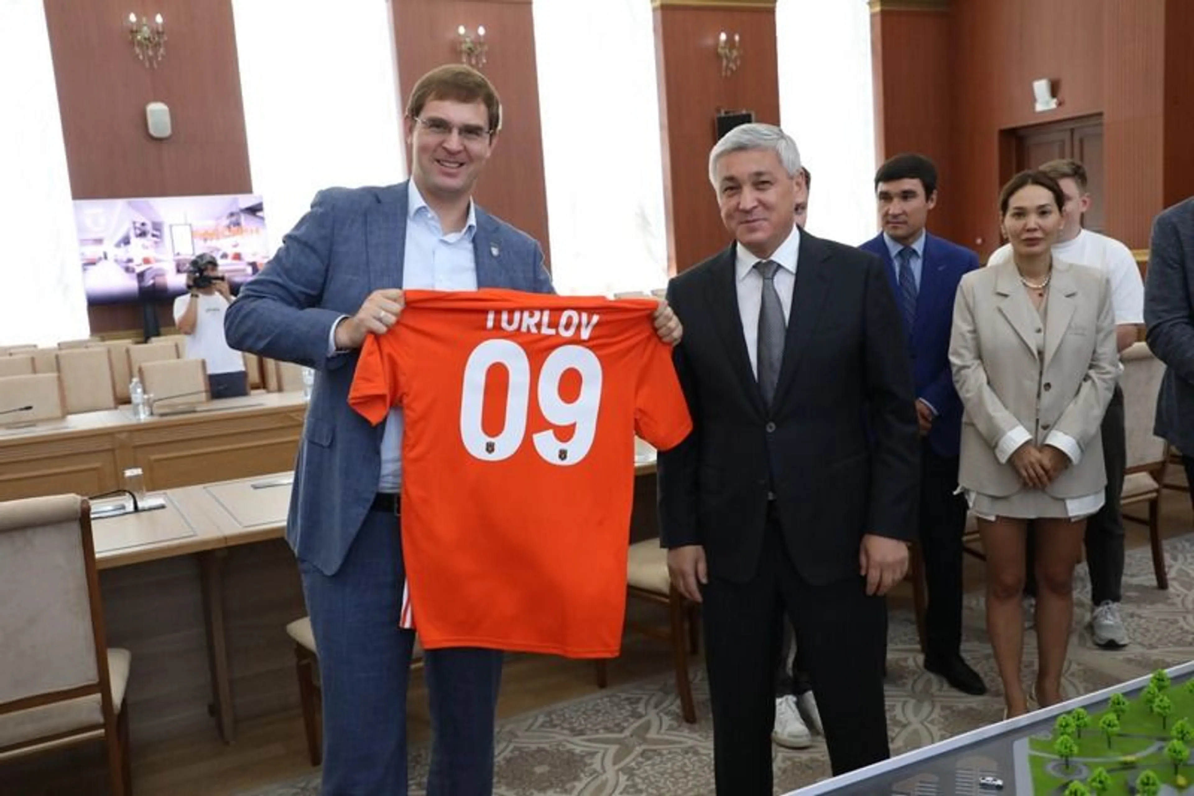 Капитал - Компания Тимура Турлова поможет создать футбольную академию в Караганде