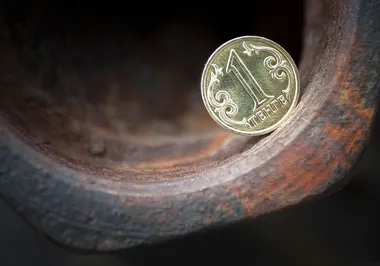 Тенге падает вслед за нефтью