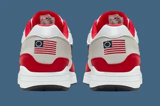 Капитал - Nike прекратил продажу кроссовок с первым флагом США