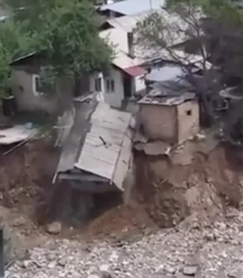 Капитал - В Алматы из-за осадков обрушилась баня