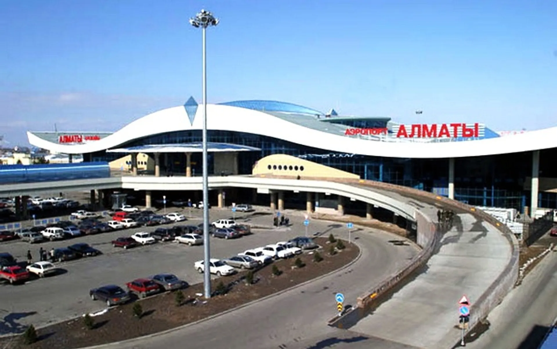 Капитал - Систему парковки в аэропорту Алматы предлагается пересмотреть