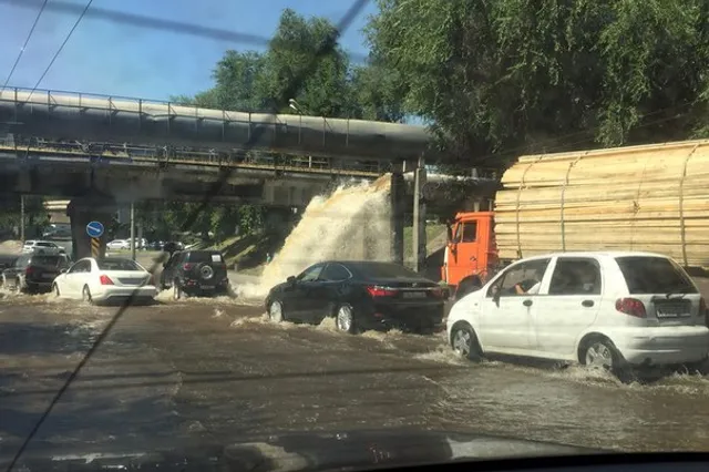 Нижнюю часть Алматы затопило