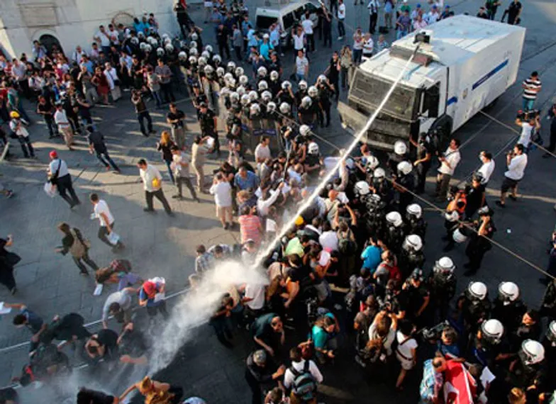 Капитал - В Турции полиция жестко разогнала протестующих