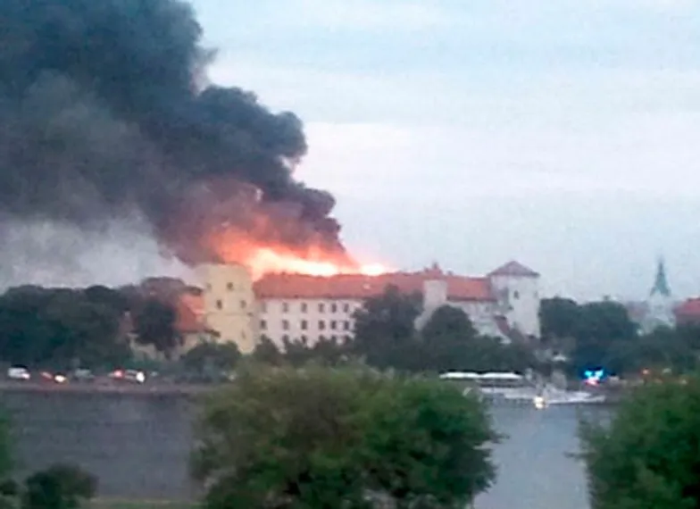 Капитал - В Риге горит президентский дворец