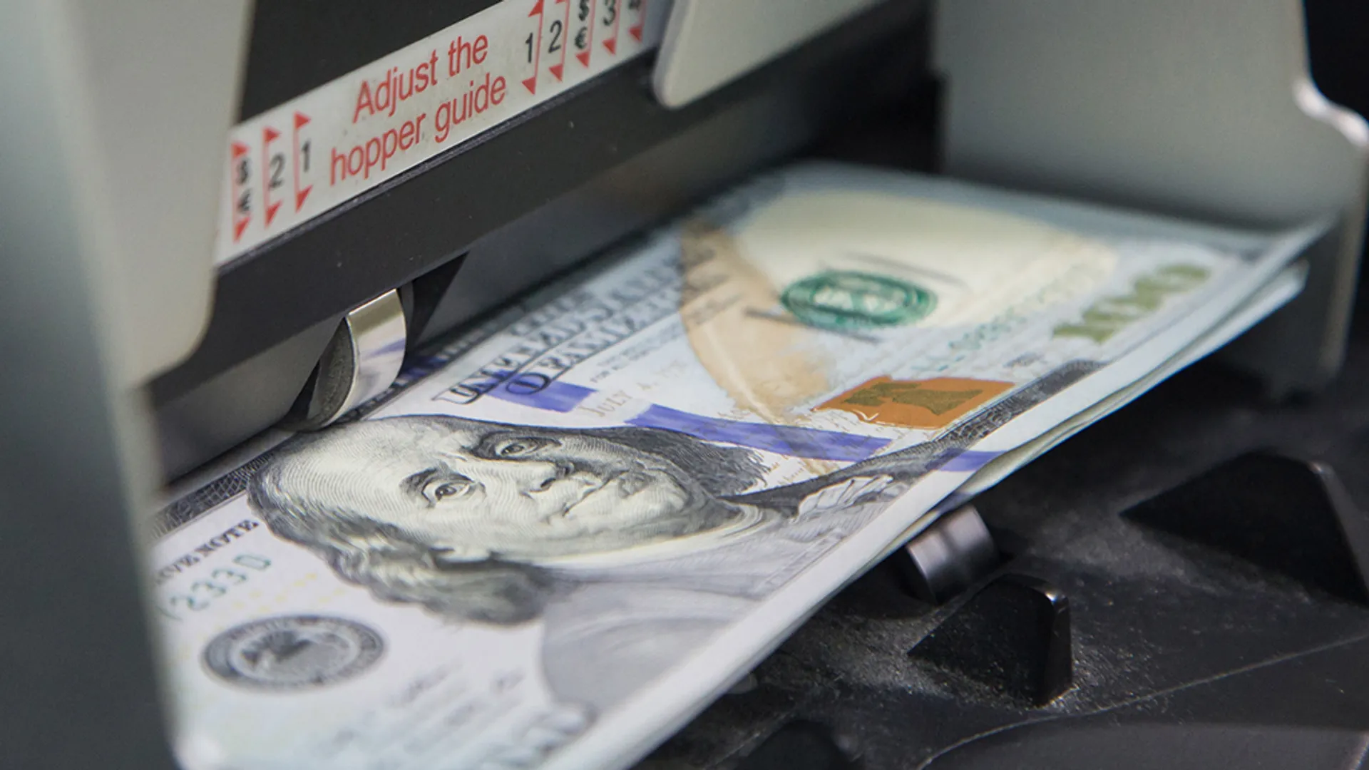 Капитал - Казахстанцы в октябре купили меньше долларов в обменниках