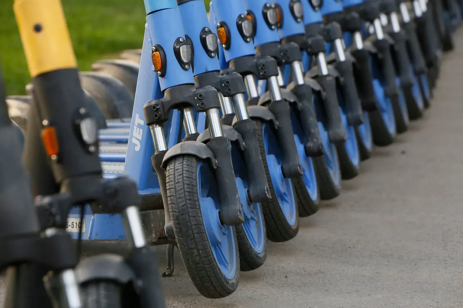 Самокатчиков в Казахстане начнут штрафовать после принятия отдельных законов — МВД