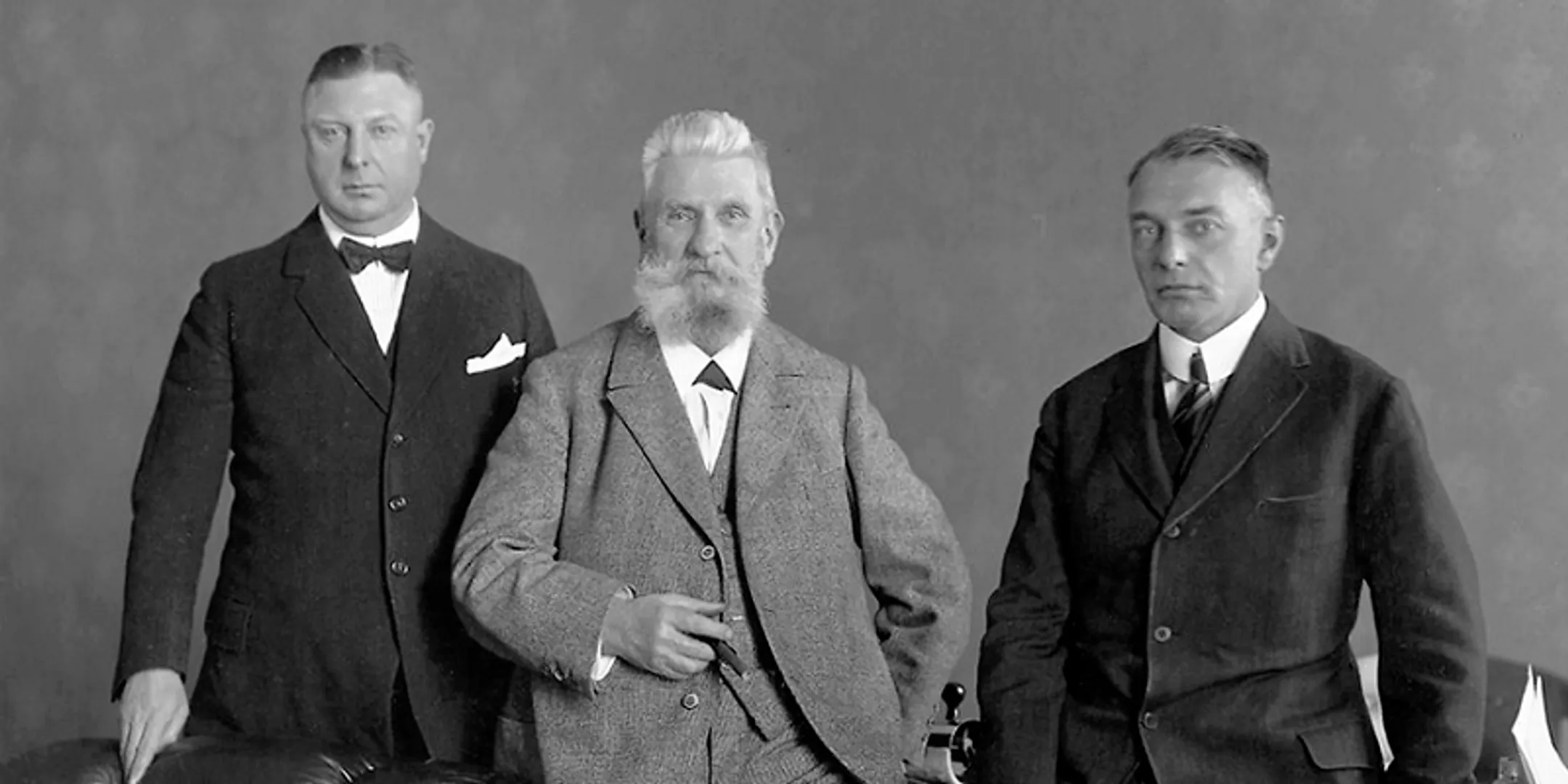 Фритц Хенкель-старший посередине, его старший сын Фритц слева, младший Хьюго справа 