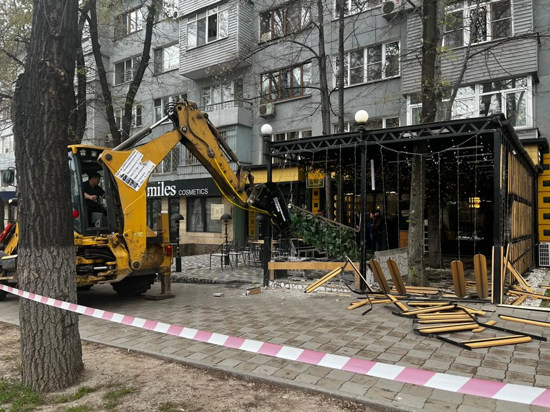 Капитал - Незаконную летнюю террасу сносят в Алматы