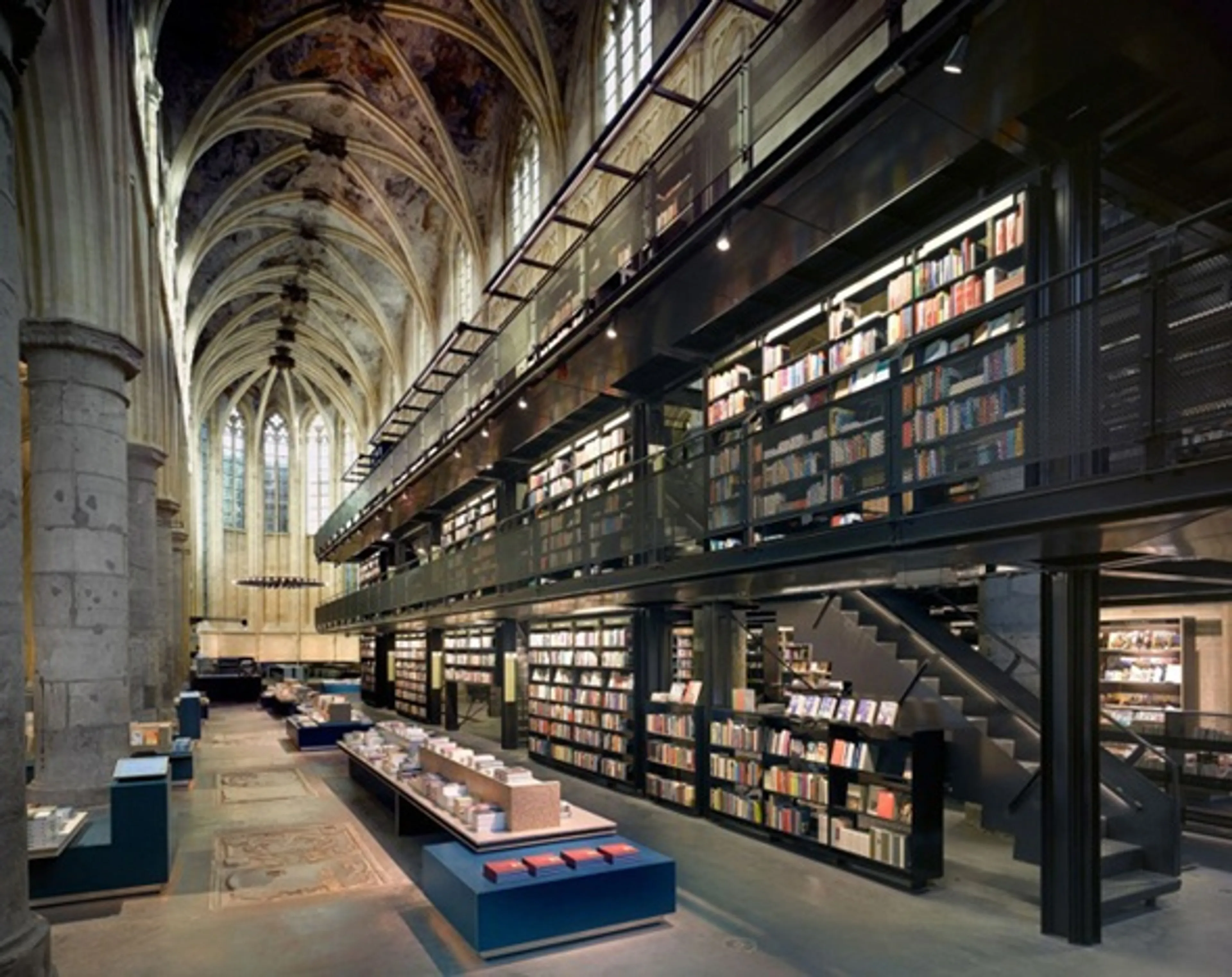 Капитал - Самые необычные книжные магазины мира