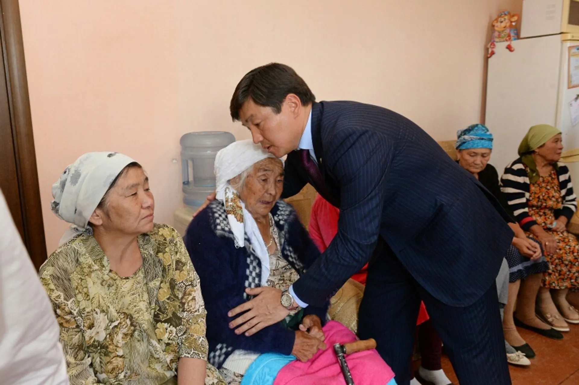 Капитал - Аким Алматы навестил семьи погибших в перестрелке