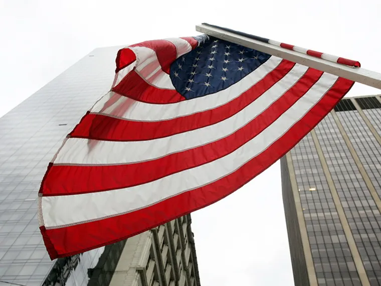 Капитал - Bloomberg назвал число попадающих под новые санкции США российских «олигархов»