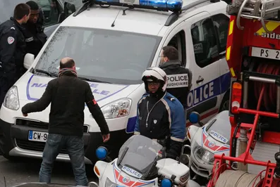 Во Франции подозреваемые в теракте захватили заложников