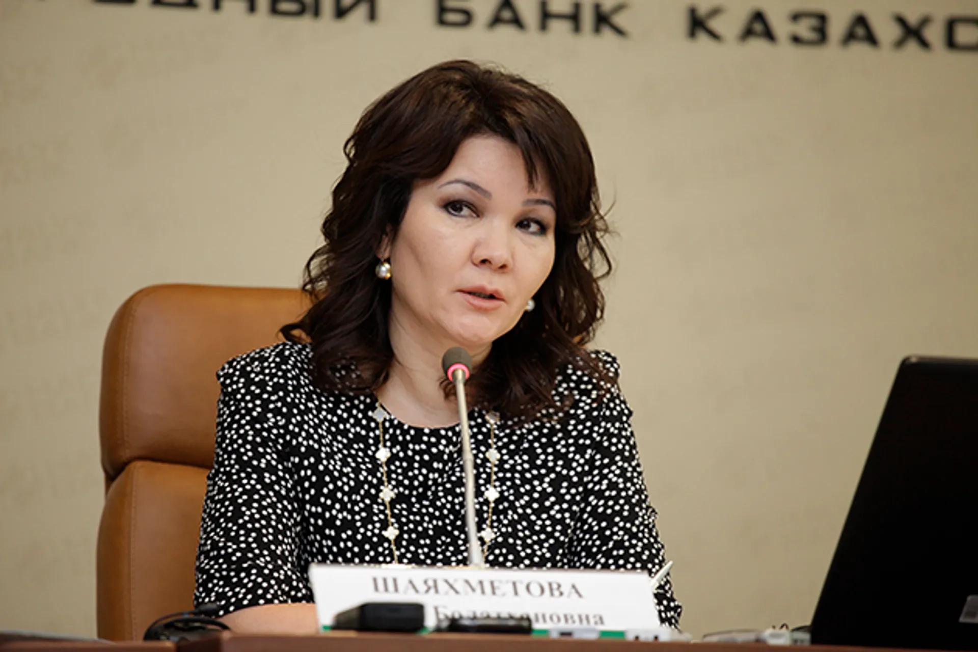 Капитал - Казахстанцы перекладывают депозиты в тенге