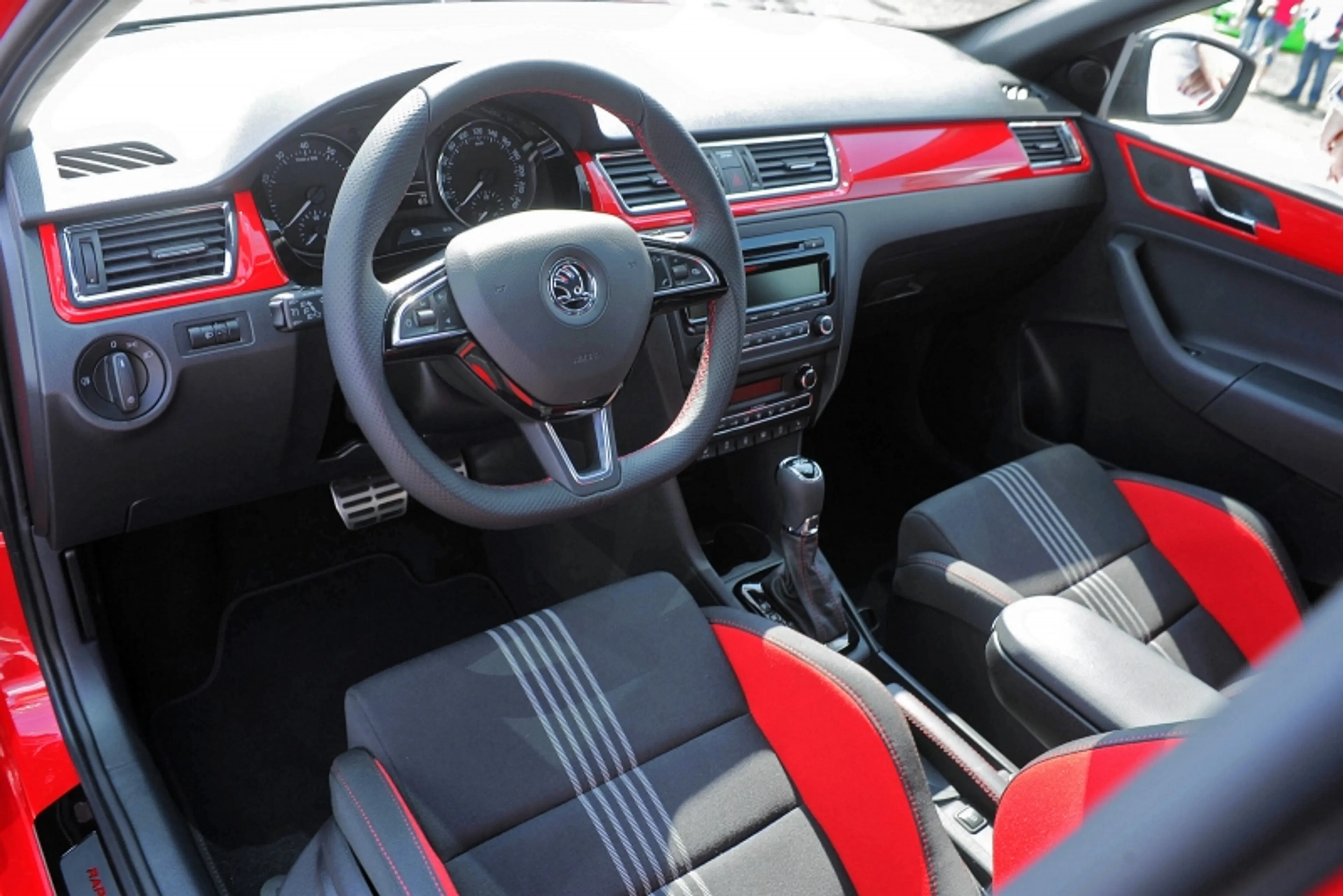 Капитал - Rapid примеряет спортивный костюм