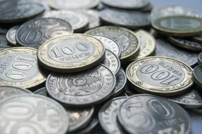 Нацвалюта начала торги с отметки 381 за доллар