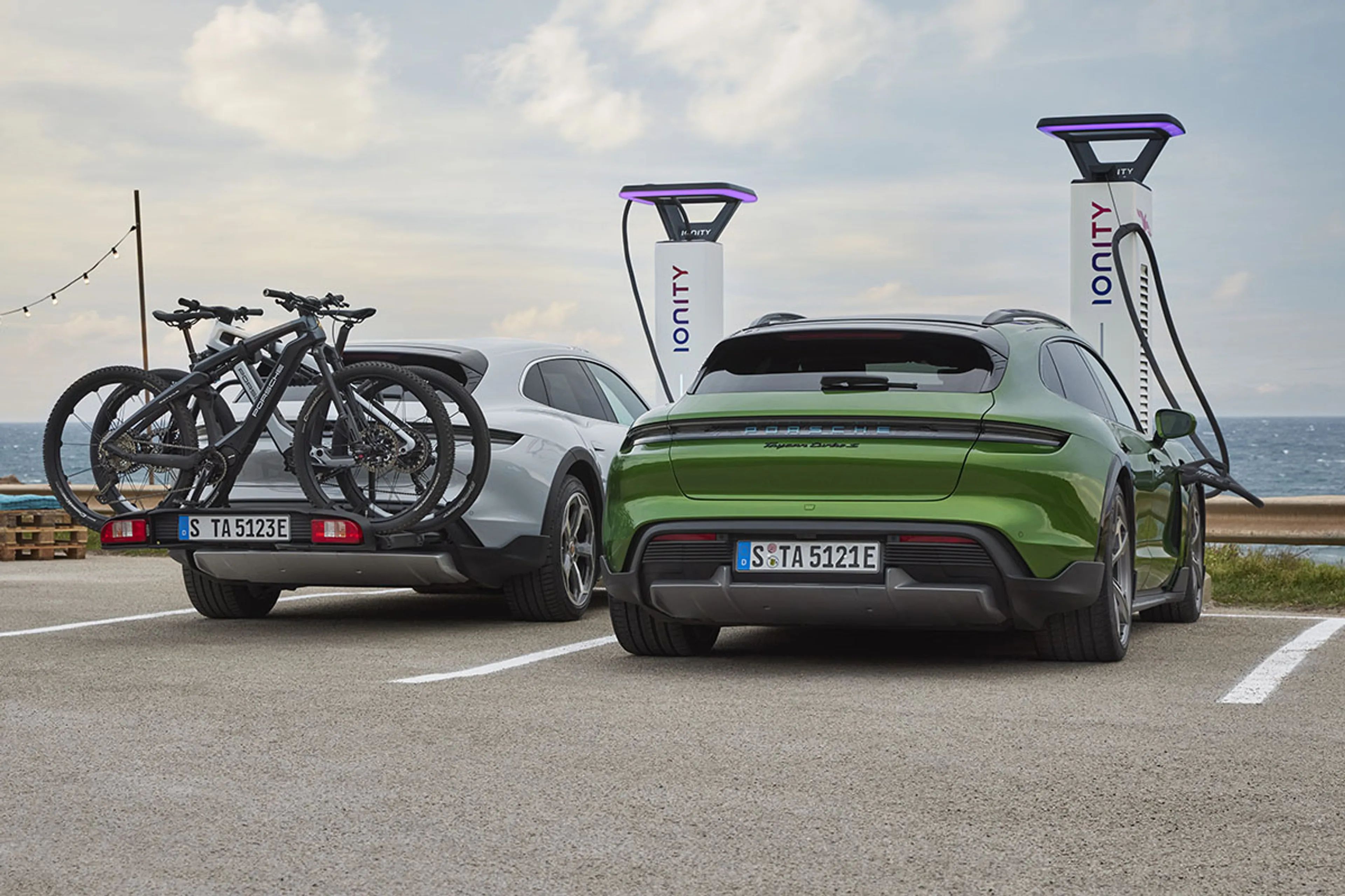 Taycan Cross Turismo, отзыв электрических Hyundai и цифровизация VW - фото kapital.kz