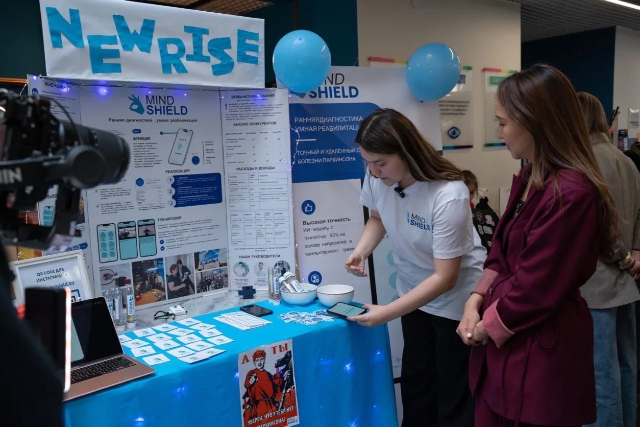 На фото:&nbsp;На конкурсе Technovation&nbsp;Girls, Фариза представляет проект&nbsp;