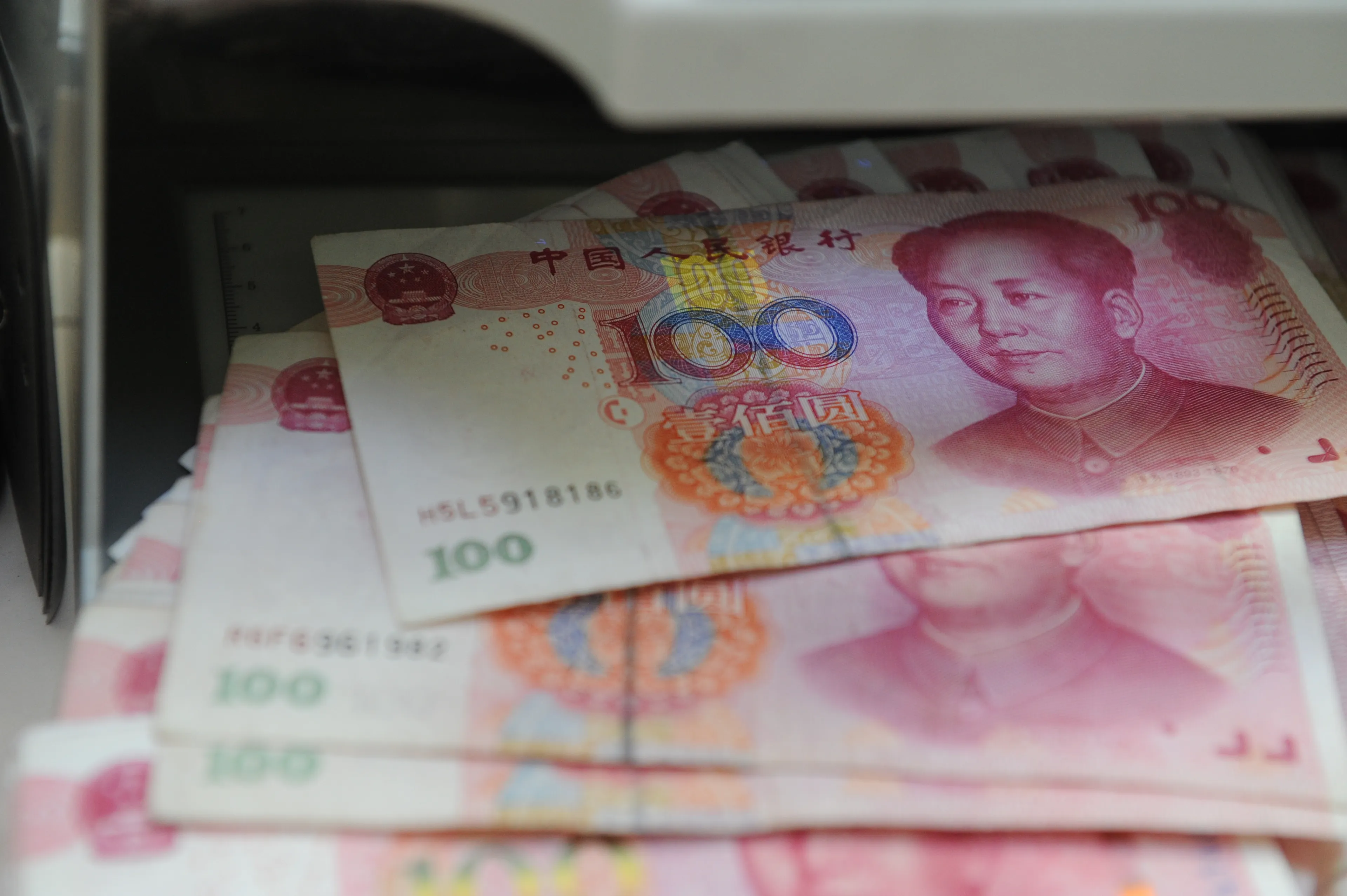 Капитал - Китай не будет девальвировать юань из-за спора с США