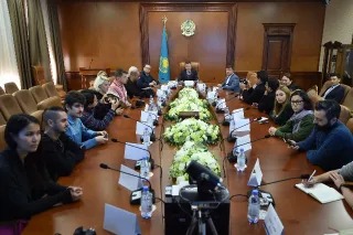 Капитал - Аким ЮКО встретился с представителями ведущих зарубежных СМИ