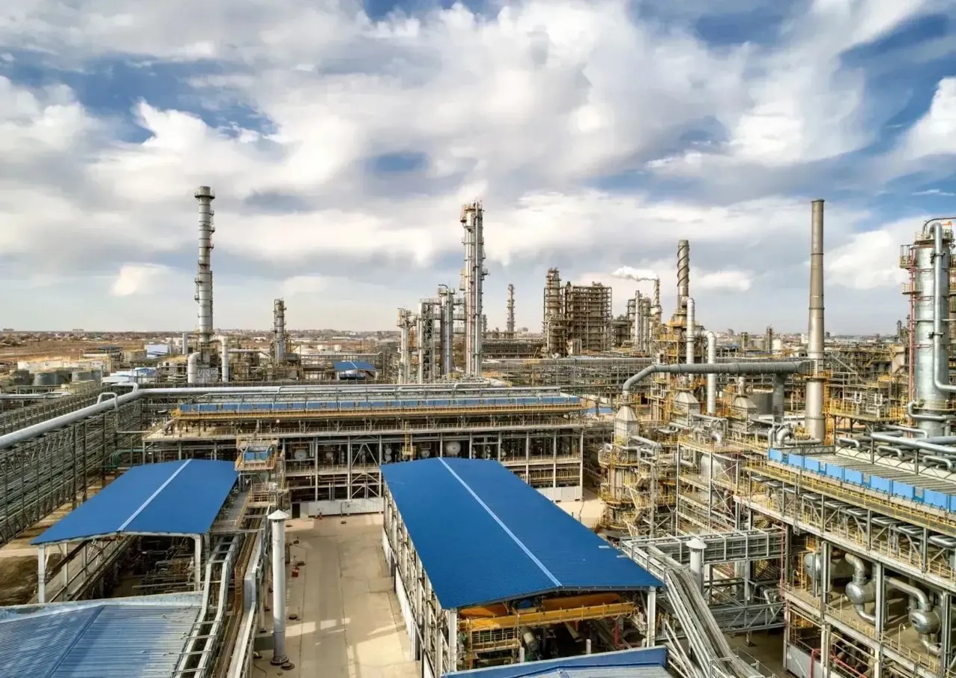 Агентство по защите и развитию конкуренции (АЗРК) предложило выставить на приватизацию 50%-ные доли в Атырауском нефтеперерабатывающем заводе и Павлодарском нефтехимическом заводе, передает корреспондент центра деловой информации Kapital.kz.