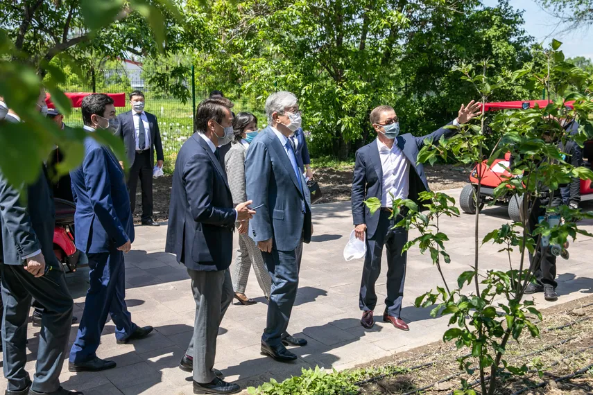 Капитал - Президент ознакомился с реконструкцией Ботанического сада Алматы