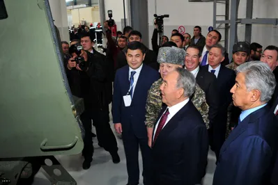 Президент посетил завод по производству бронированных колесных машин