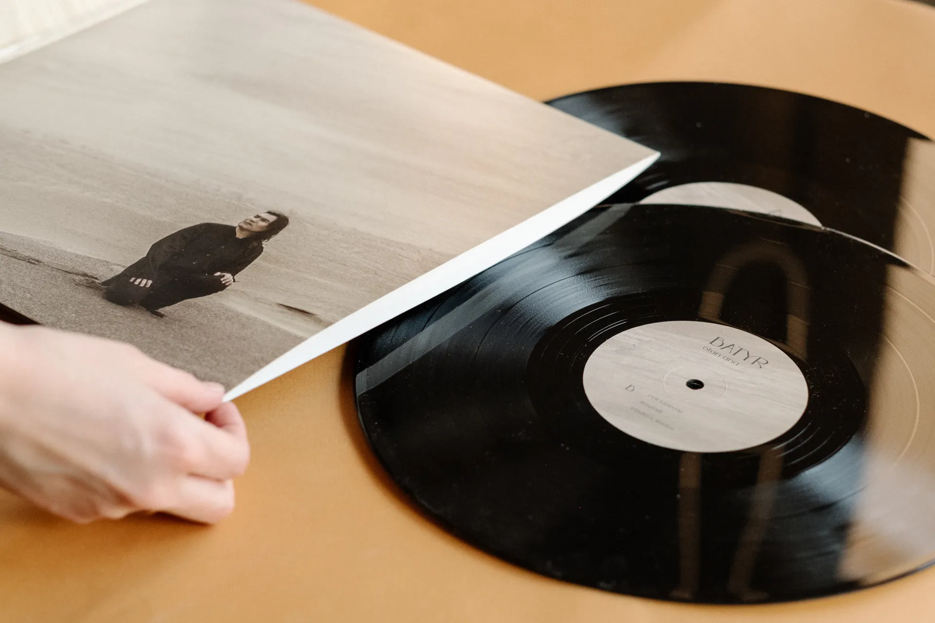 Капитал - В Алматы издана пластинка Батырхана Шукенова «Отан Ана»