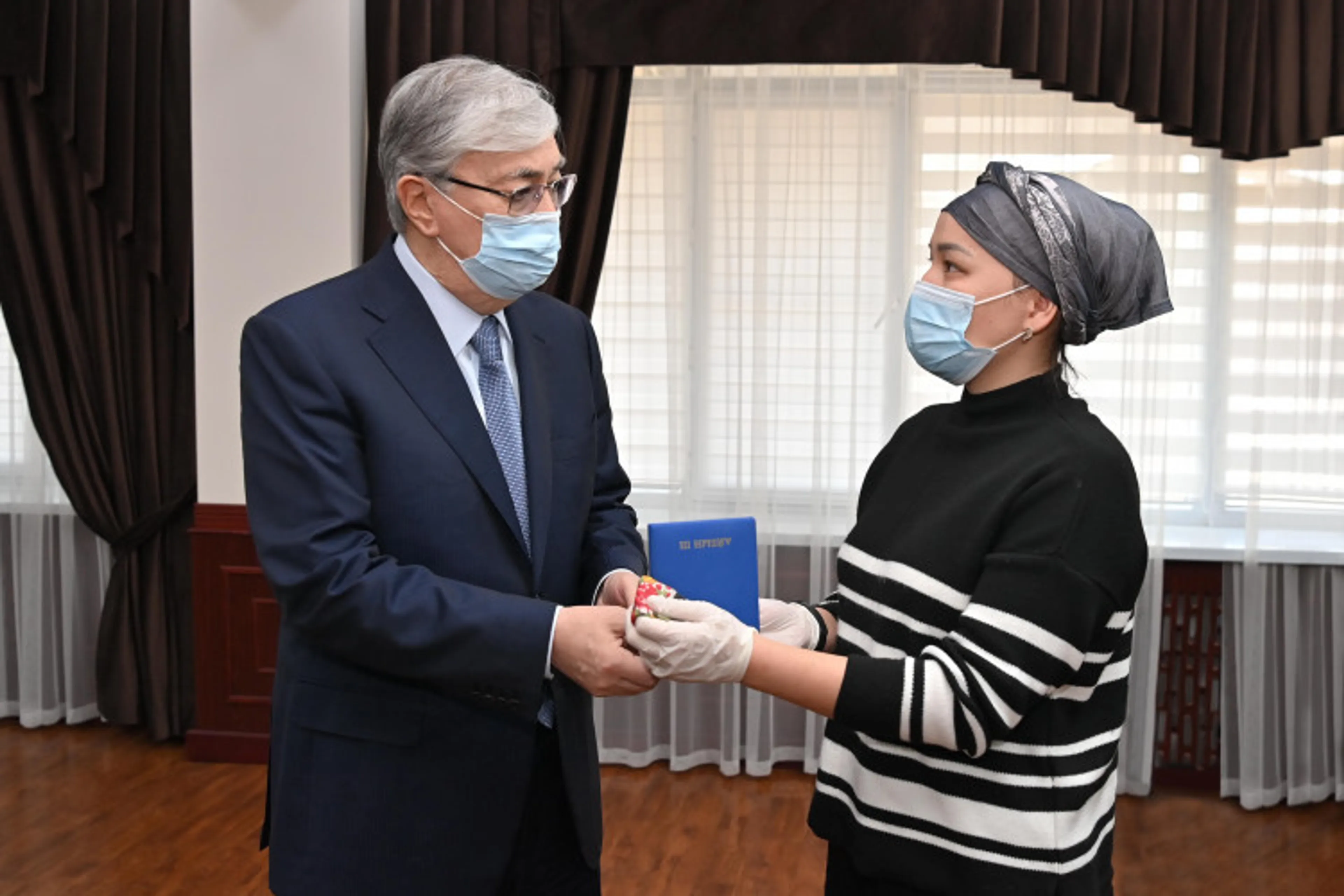 Капитал - Президент встретился с семьями погибших в Алматы силовиков