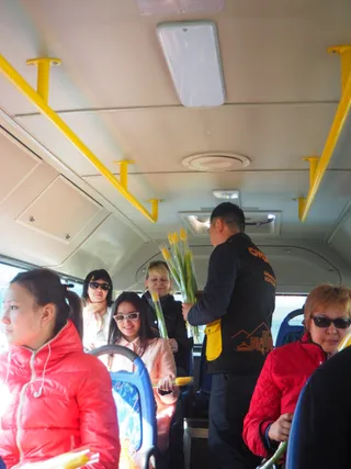 Капитал - Контролеры поздравляют женщин в общественном транспорте Алматы