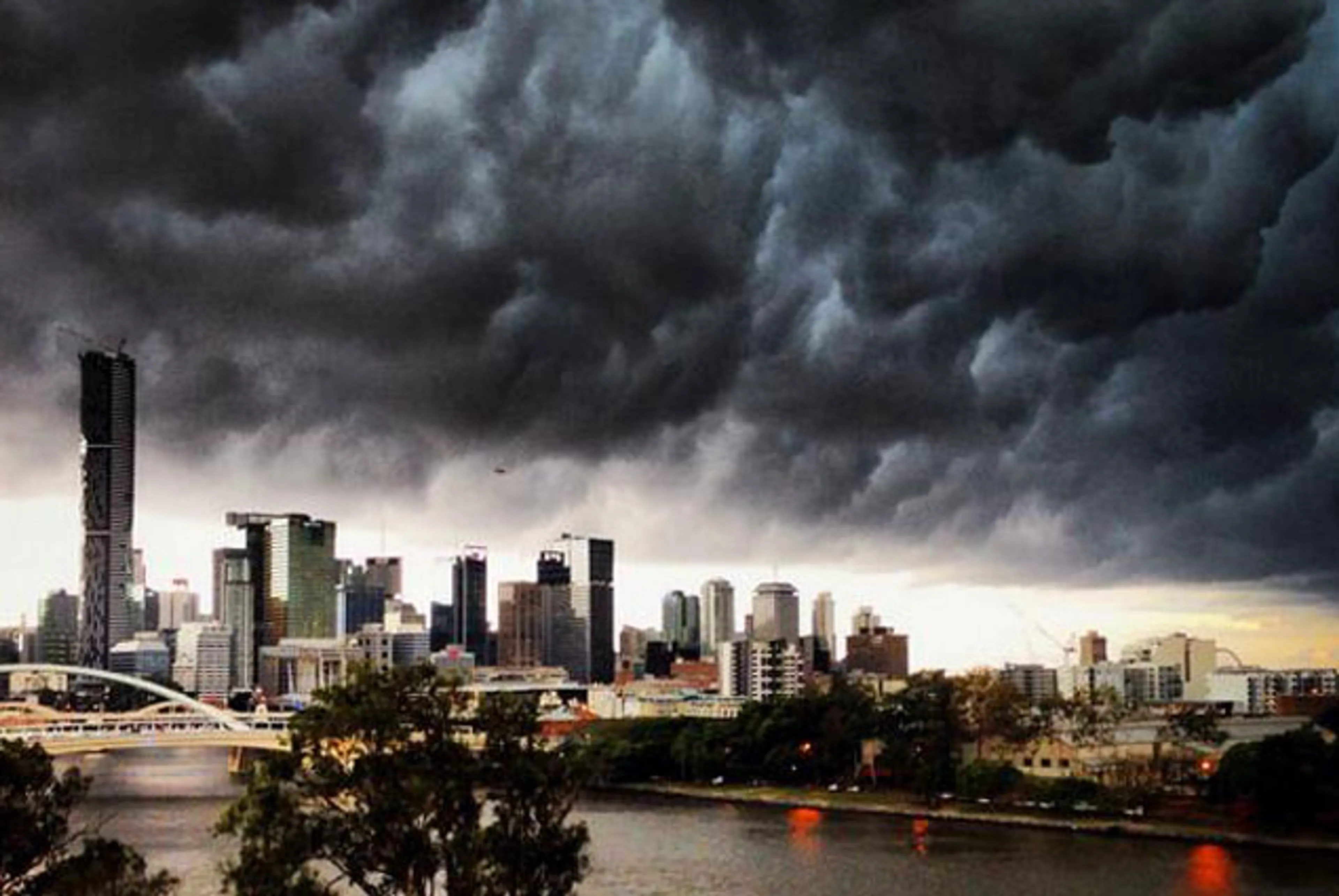 Капитал - На Брисбен обрушился сильнейший шторм